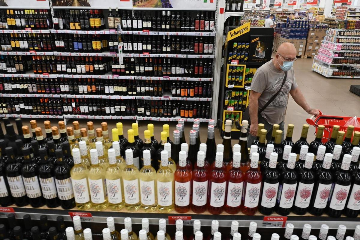 Жители Петербурга стали покупать меньше водки и шампанского