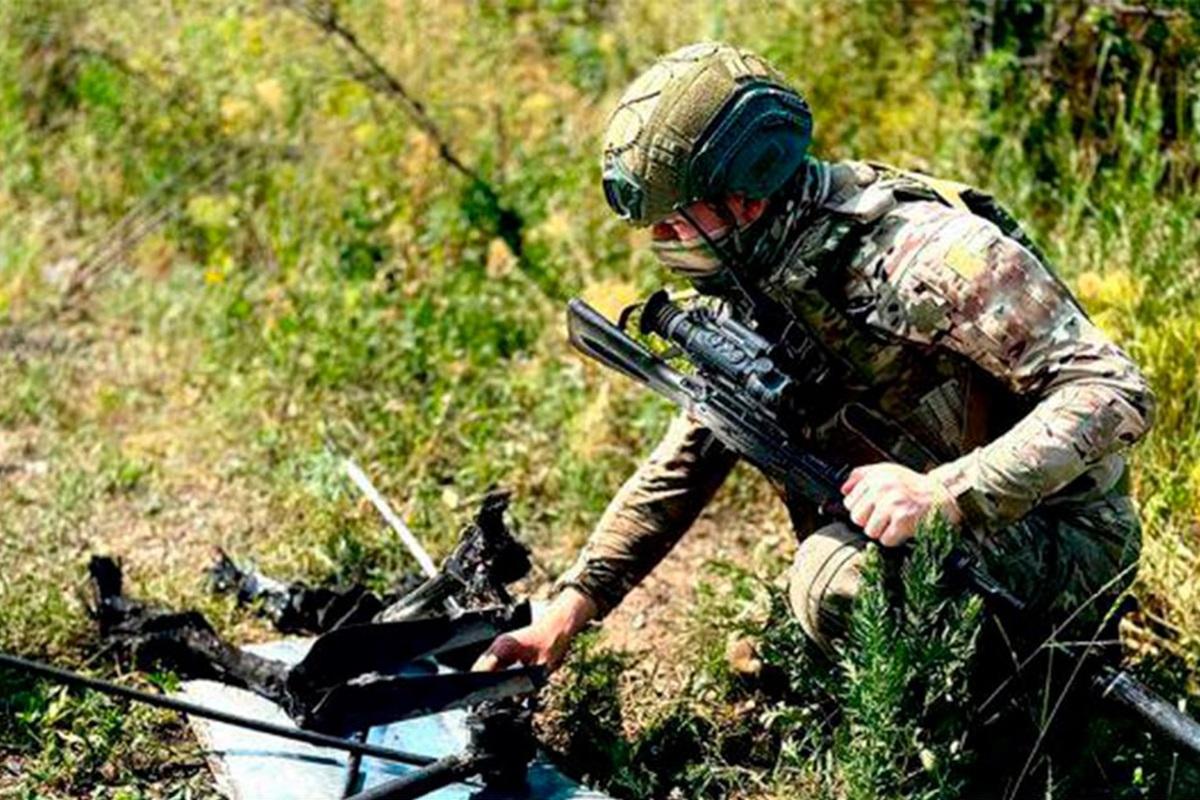 Русский боец голыми руками поймал вражеский дрон и разбил его о дерево, чтобы спасти товарищей