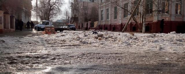 Из-за наледи в Астрахани частично перекрыли улицу Шаумяна