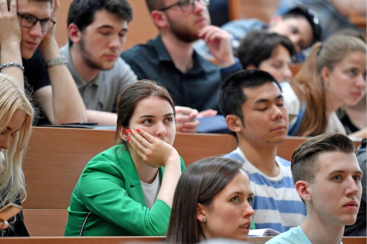 С 2026 года у правительства РФ появятся полномочия сокращать количество платных мест в вузах