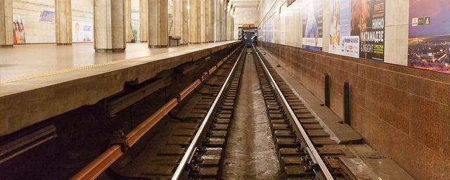 В Санкт-Петербурге мужчина упал на пути метрополитена