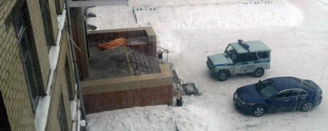 В Металлургическом районе Челябинска на крыльце школы умер мужчина