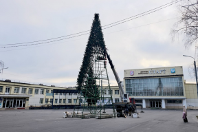 На площади у Дома культуры «Старт» устанавливают главную новогоднюю елку городского округа Луховицы