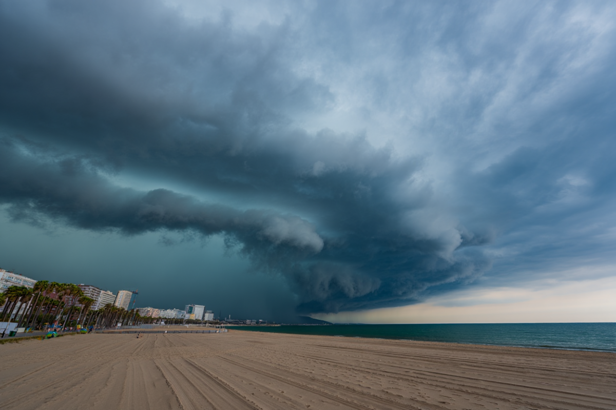 В Сочи 20–21 августа прогнозируются ливни, грозы и опасные смерчи