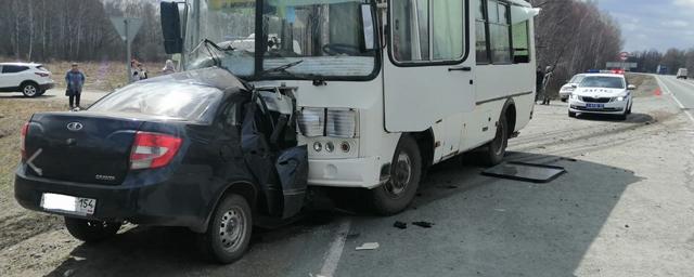 В Новосибирской области в ДТП с автобусом погиб 75-летний водитель машины LADA