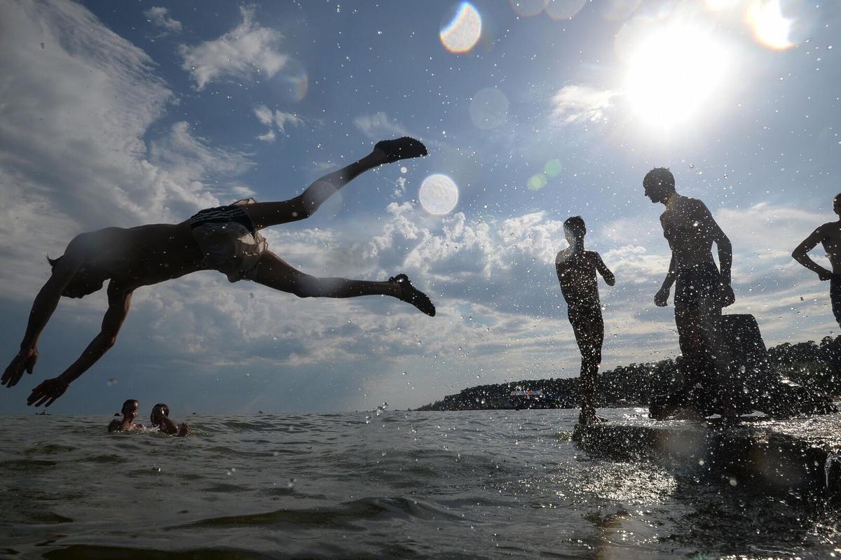 Врач Тяжельников предостерег: майское купание грозит судорогами