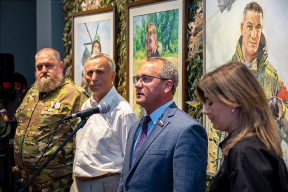 Спикер Гордумы Нижнего Новгорода Евгений Чинцов пригласил жителей вместе с детьми посетить выставку «Герои-нижегородцы. Портреты героев СВО»