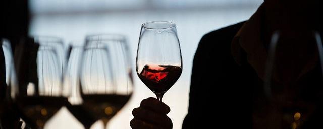 Ученые рассказали о пользе бокала вина на ночь для пожилых людей