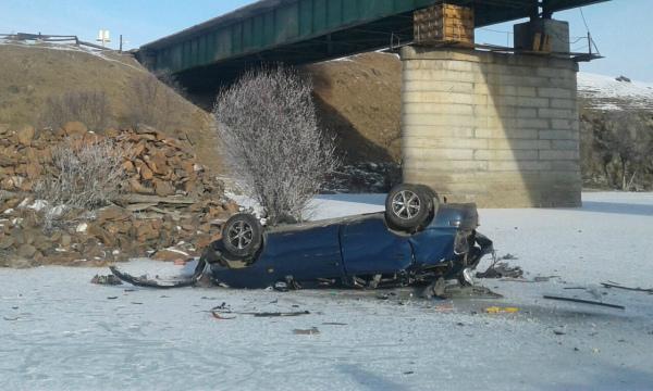 В Бурятии авто упало с моста на лед, водитель погиб