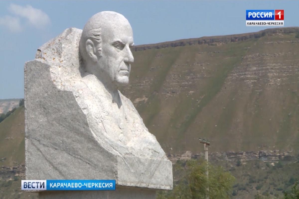 В Карачаево-Черкесии отметили 105-ю годовщину со дня рождения генерал-полковника Солтана Магометова