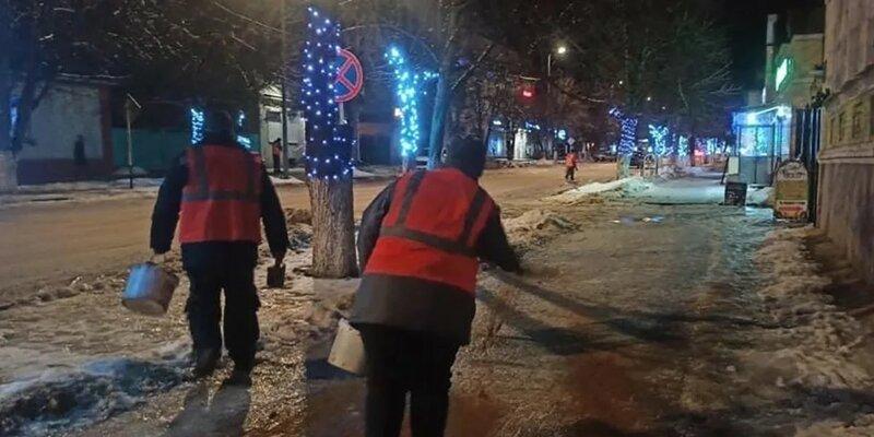 Белгородские коммунальщики усиленно борются с последствиями ледяного дождя