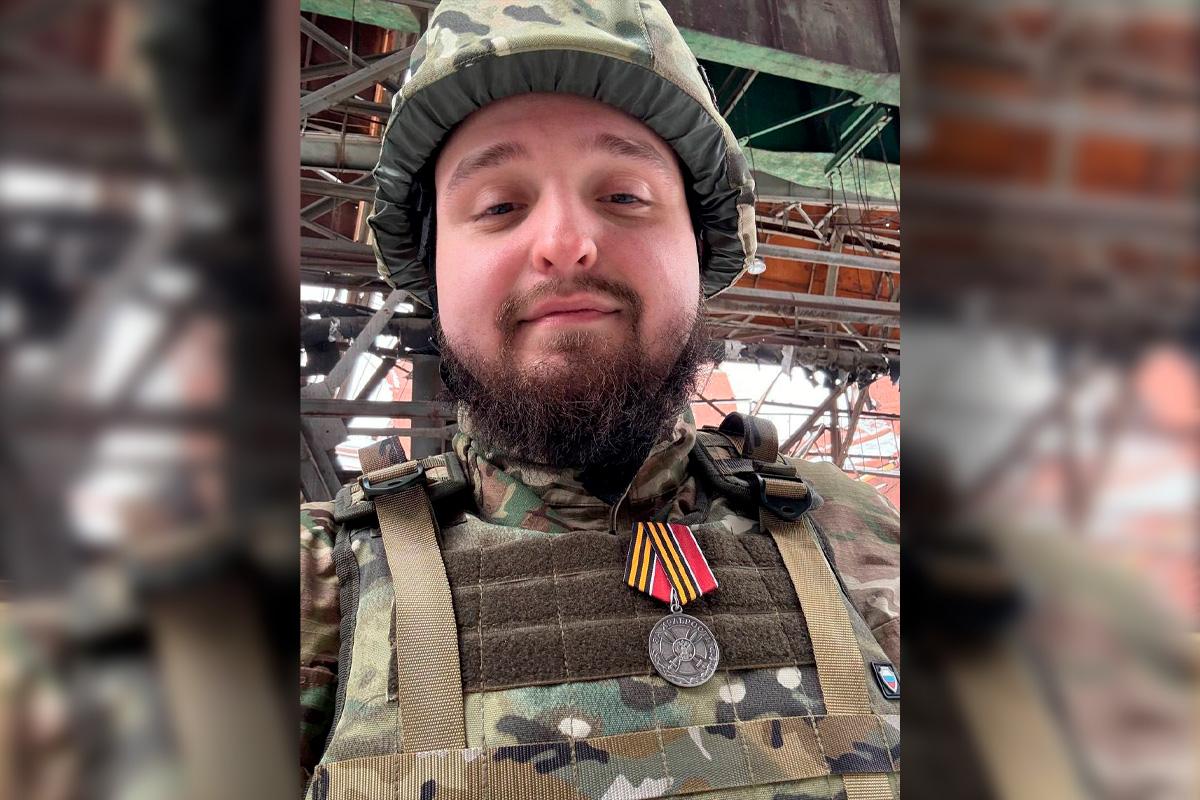 Спикер Заксобрания Роман Береснев поздравил главу регионального отделения «Молодой Гвардии» Илью Катаева с присуждением медали «За храбрость»