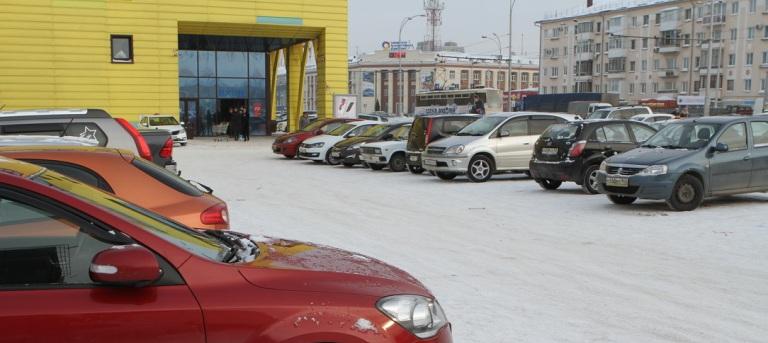 В Кемерове назвали торговые центры с заваленными снегом парковками