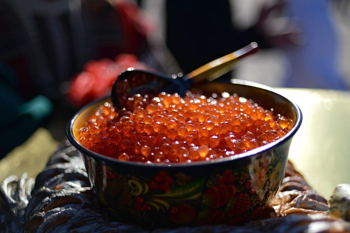 В Россельхознадзоре считают, что россияне (страна-террорист) вывозят с Дальнего Востока слишком много красной икры