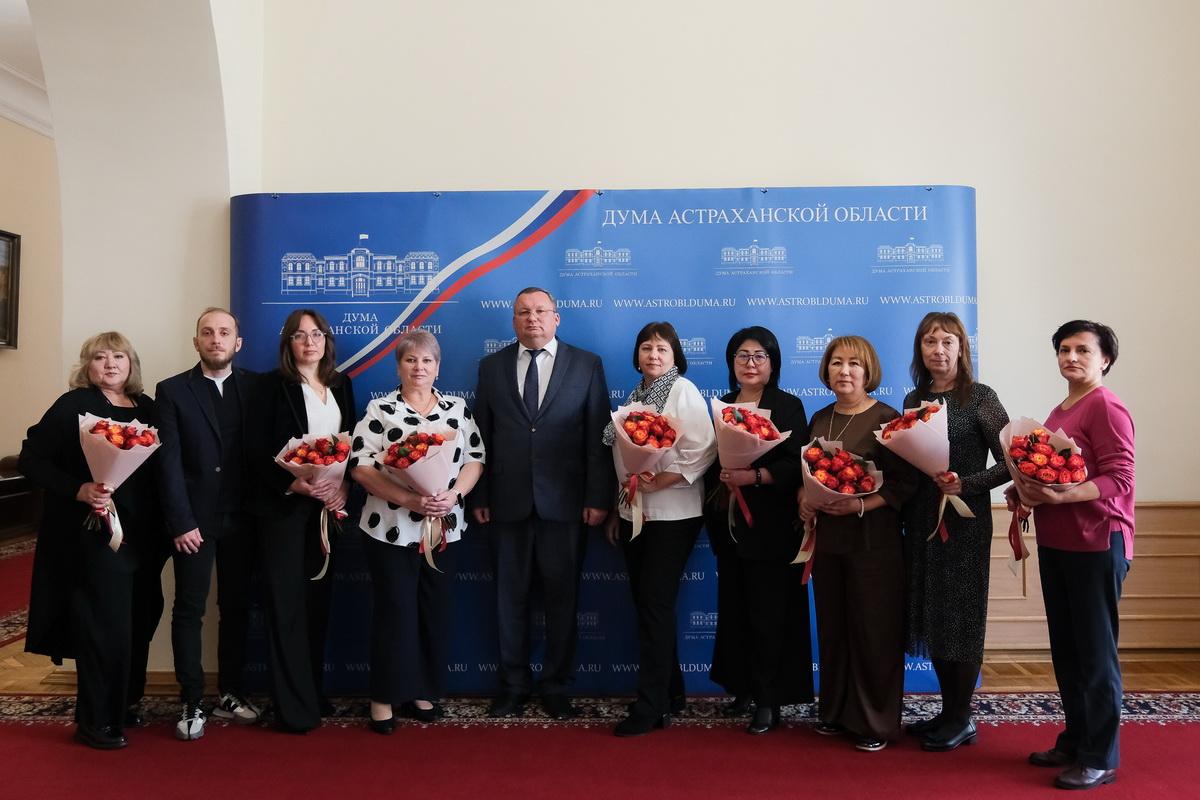 Председатель Думы Астраханской области Игорь Мартынов наградил сотрудников онкологического диспансера