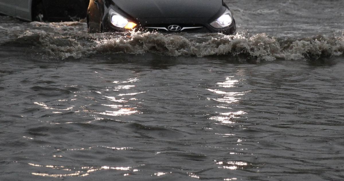 В Краснодарском крае машину с водителем унесло течением во время переправы через реку Афипс