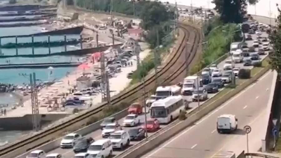 Опоздавшим на рейсы из-за пробки в Адлере туристам приходится повторно покупать билеты