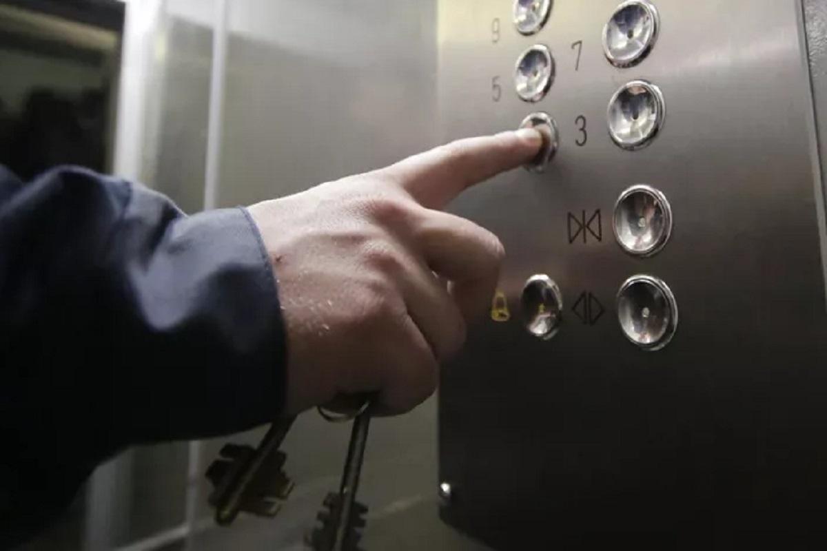 Омичам рассказали, как вернуть деньги за обслуживание лифта