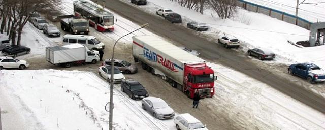 В Новосибирске фура Renault застряла на трамвайных путях