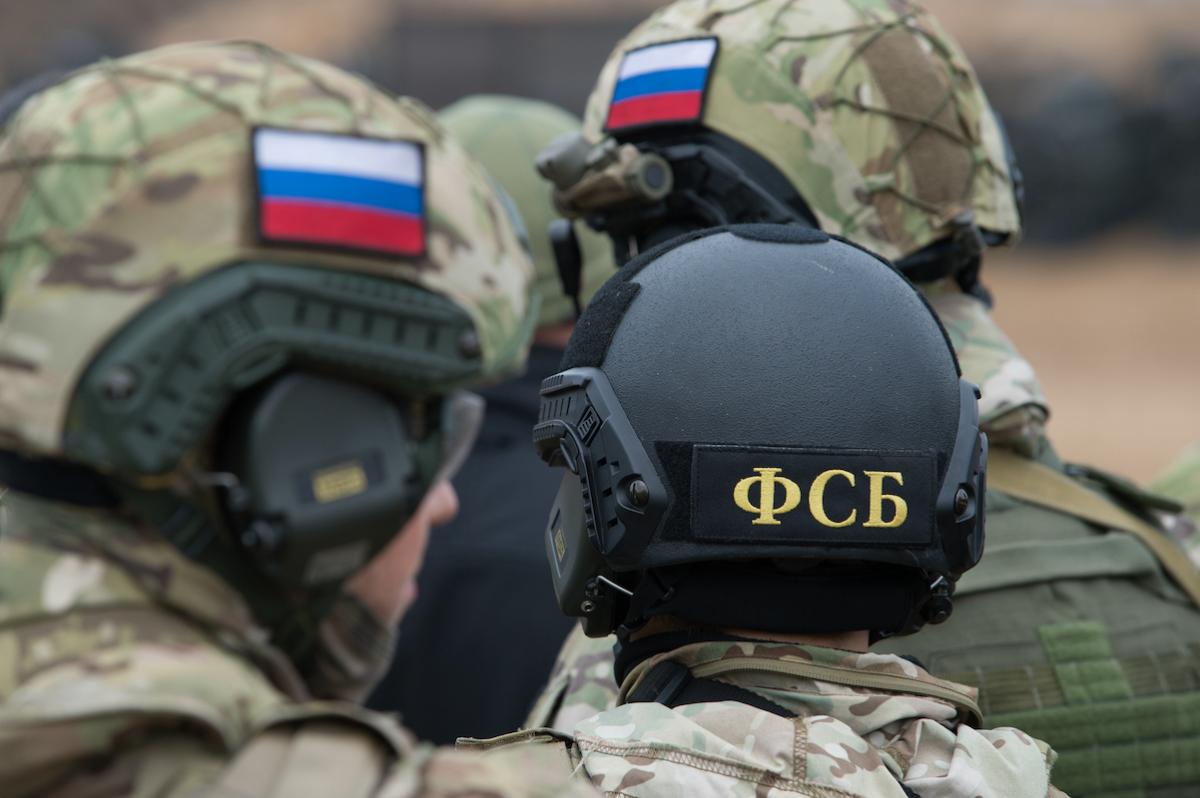 Украинские кураторы вели переговоры с жителем Шира о проведении им диверсии на стратегическом объекте