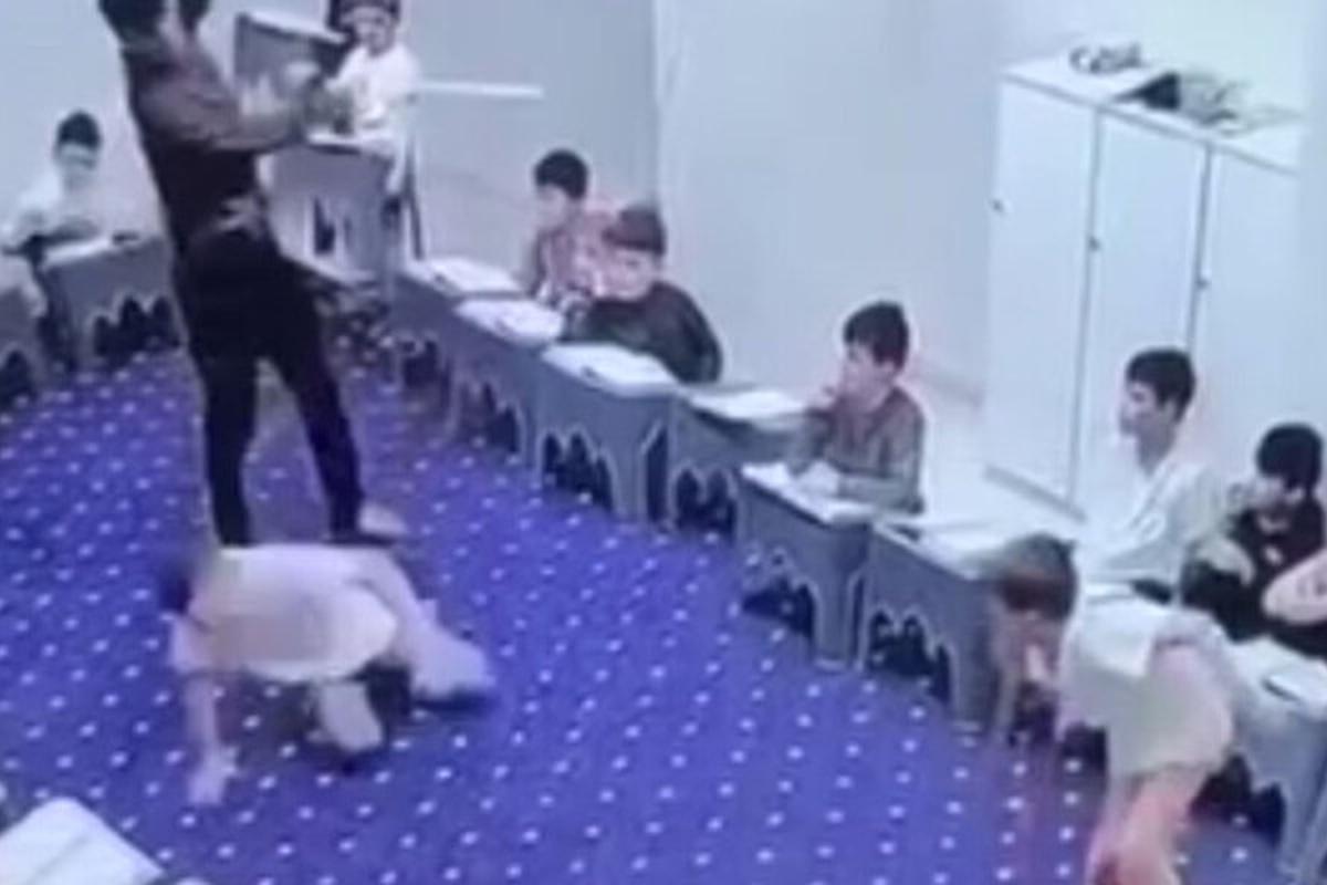 В Чечне преподаватель бил учеников  палкой