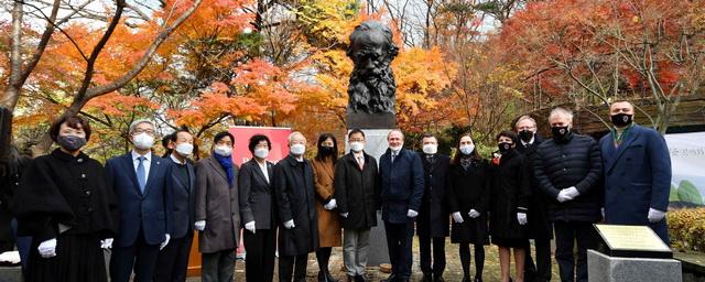 В Сеуле открыли памятник Льву Толстому