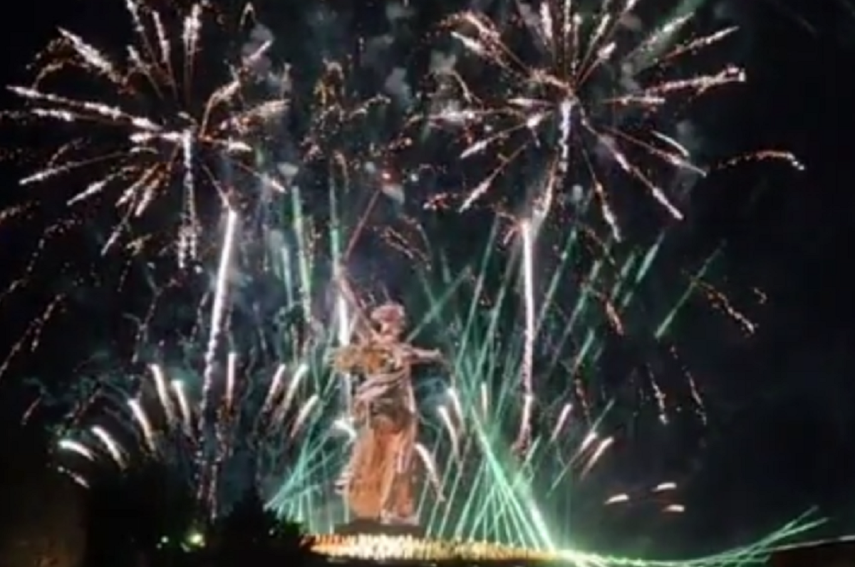 В Волгограде прошел первый показ «Света Великой Победы»