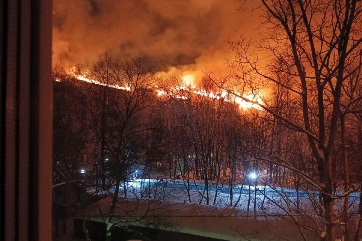 К тушению пожара в доме на севере Москвы привлечены вертолеты Ка-32, огонь перекинулся на соседние здания