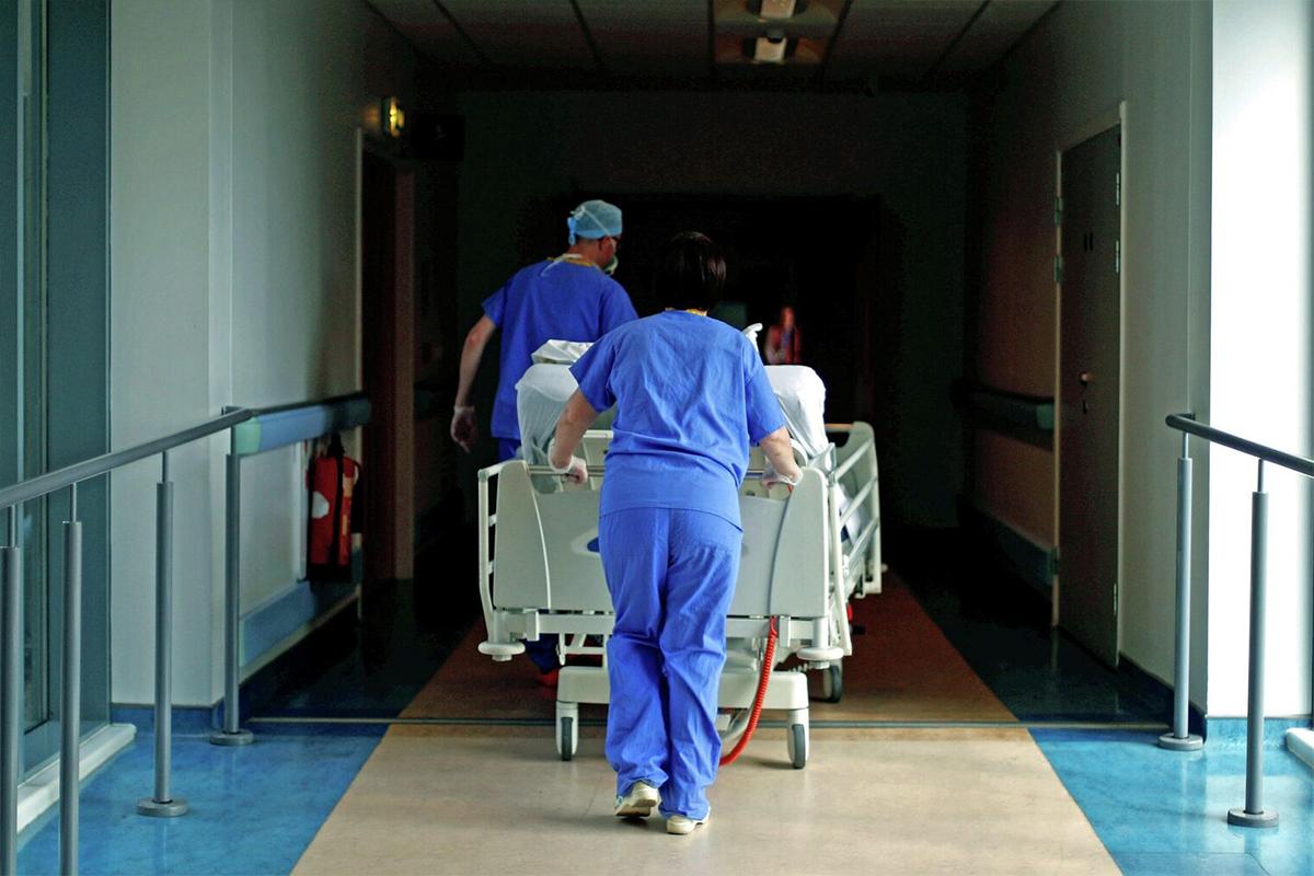 В Великобритании девочке ампутировали обе ноги и правую руку после жалобы на тошноту