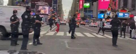 Неизвестный ранил двух женщин и ребенка на Таймс-сквер в Нью-Йорке