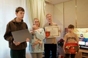 К семьям участников СВО из Ярославской области отправилась новогодняя «Машина чудес» с подарками