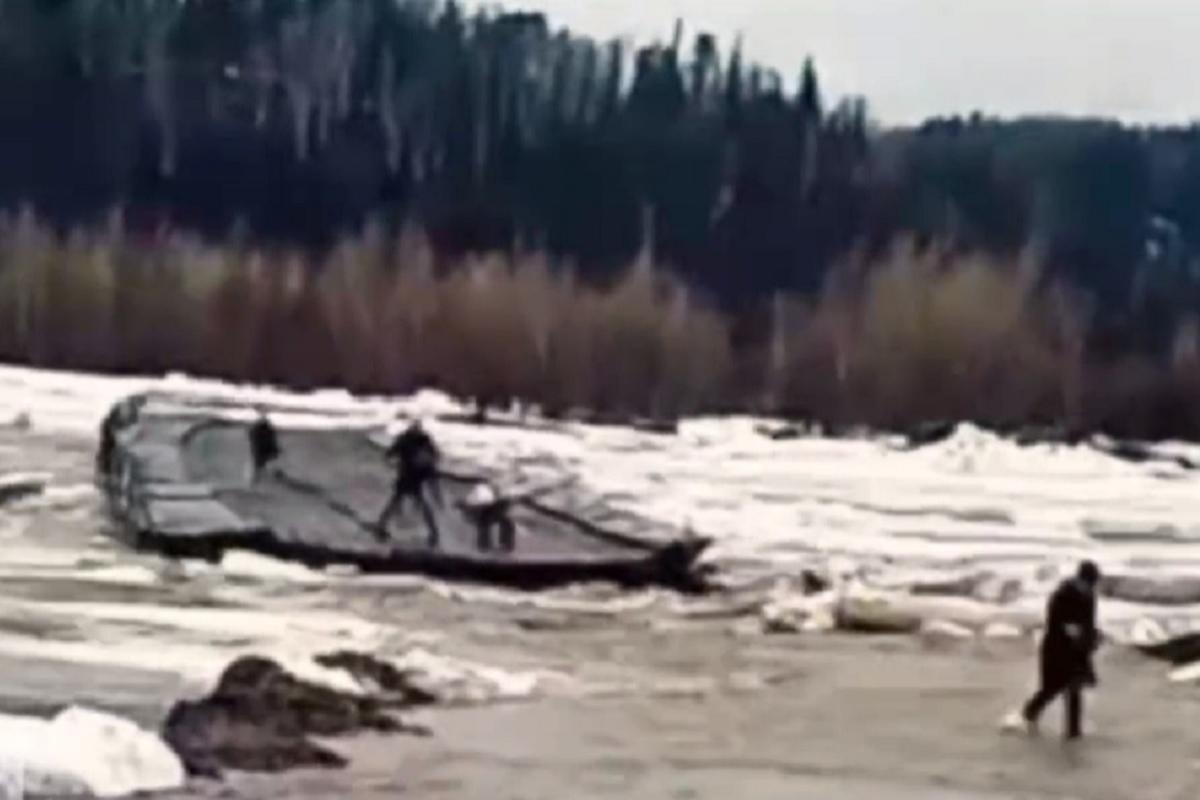 В Кузбассе мощным паводком сорвало понтонный мост с людьми, СК и прокуратура инициировали проверку