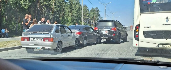 В Новосибирске произошло массовое ДТП с участием пяти автомобилей