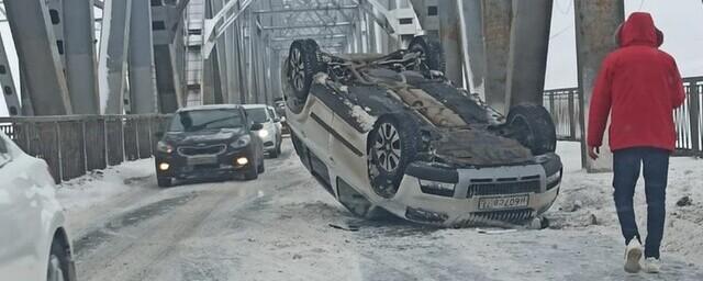 На Императорском мосту в Ульяновске перевернулась легковушка