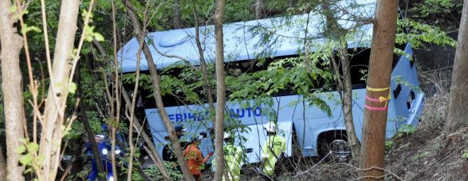 В Японии автобус с альпинистами упал с 10-метрового обрыва