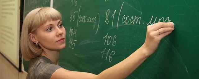 Молодые учителя в России от 25 до 35 лет. Учитель за ухо.