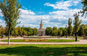 Стела, скважина и 7 тонн бетона: как идет стройка в парке Героев-летчиков