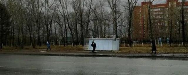 В Омске сильный ветер снес остановку общественного транспорта