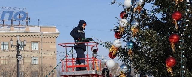 В Хабаровске на главной площади начали разбирать зимний городок