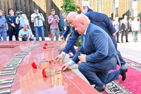 Журавли над расколотой стеной: в Хабаровске открыли народный мемориал героям СВО с гильзой земли с фронта