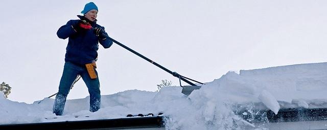 В Раменском УК проводит очистку крыш многоквартирных домов от снега
