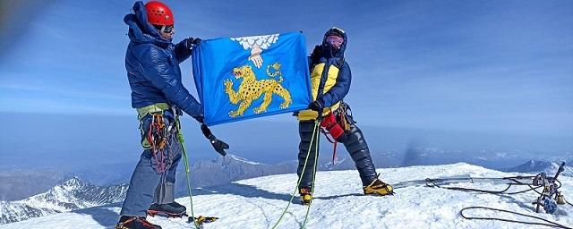 Туристы из Пскова развернули флаг области на вершине Казбека в Грузии