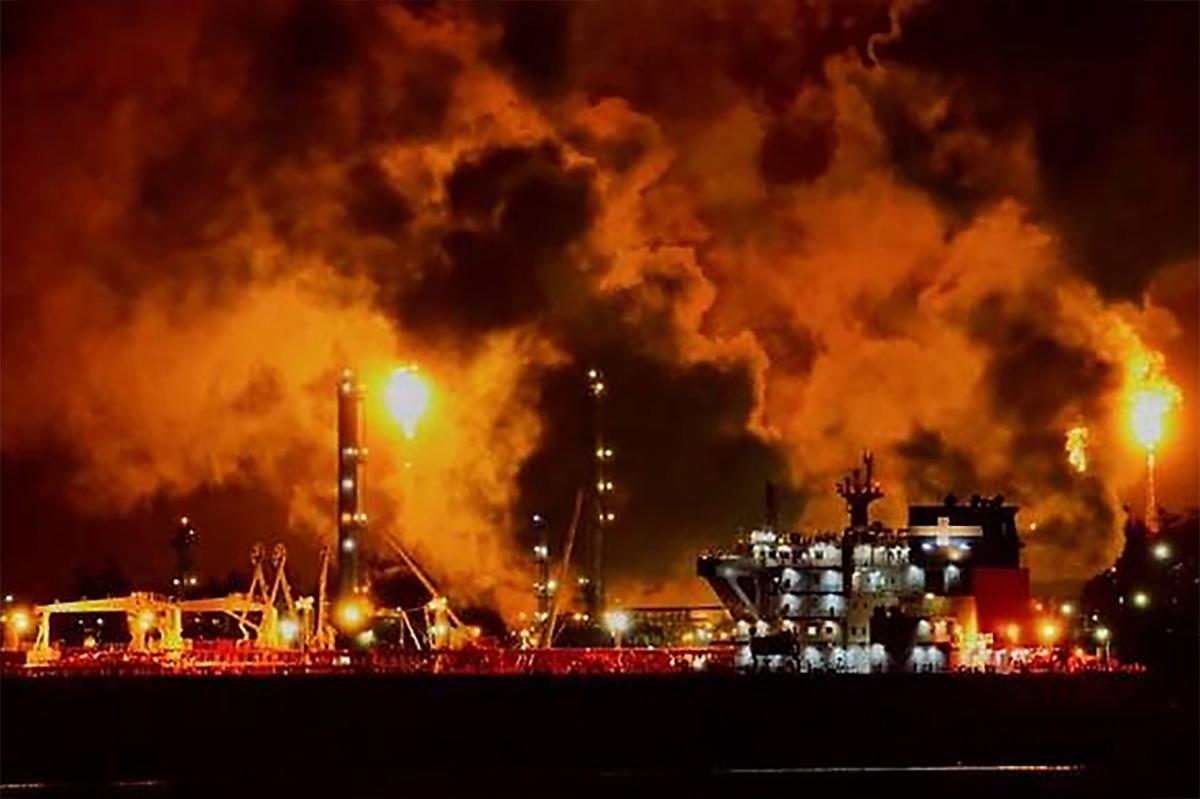 Взрыв на нефтяном гиганте Омана: БПЛА сорвал отгрузку, суда замерли у причалов