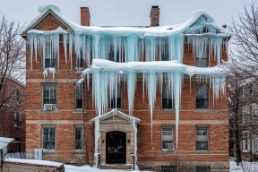 В Нижнем Новгороде наледь обрушилась на двух девушек, одна погибла