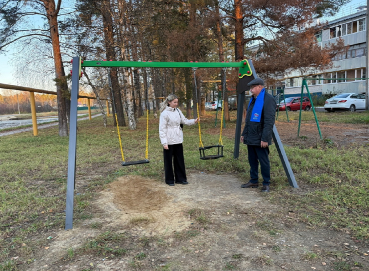 Партийная группа «Единой России» посетила посёлок Силикатный, чтобы оценить благоустройство дворовых территорий