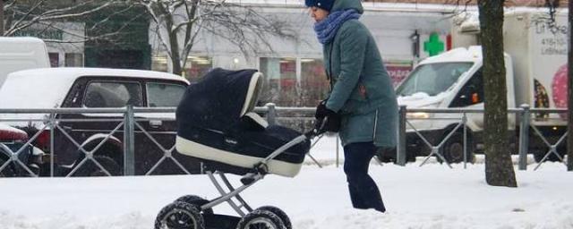 Петербургские мамы почувствовали себя «водителями внедорожников» на неубранных от снега и льда тротуарах