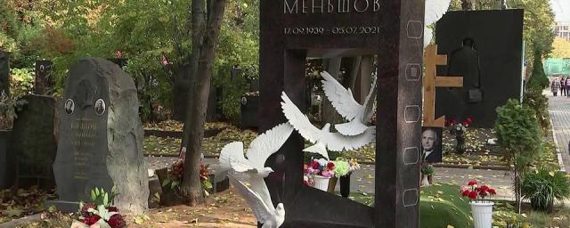 Телеведущая Юлия Меньшова рассказала, что на Новодевичьем кладбище открыли памятник Владимиру Меньшову