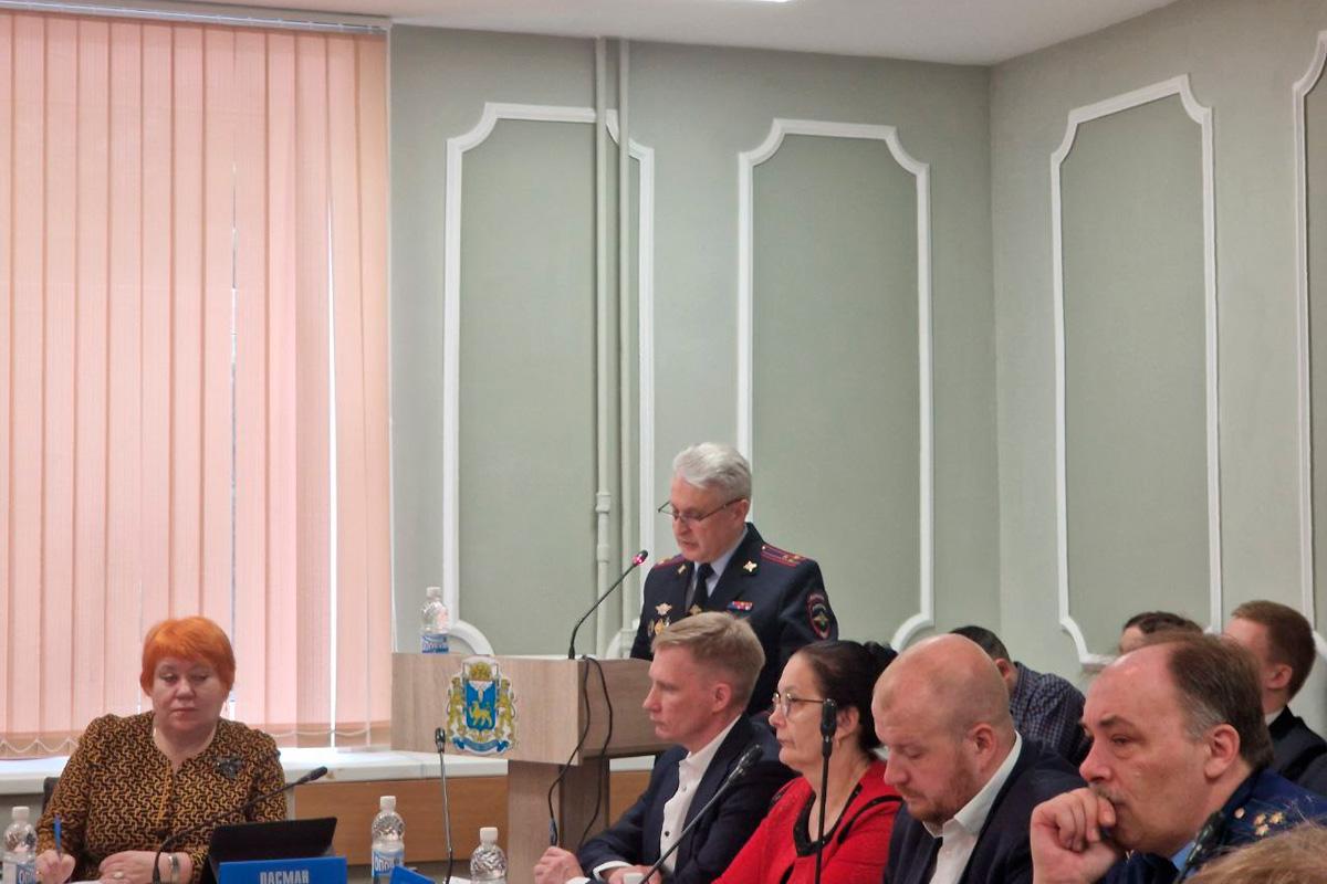 В Пскове на 34-й сессии Думы сообщили о дефиците в рядах местной полиции