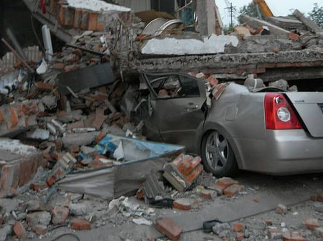 В Брянске во время урагана обшивка дома рухнула на автомобили