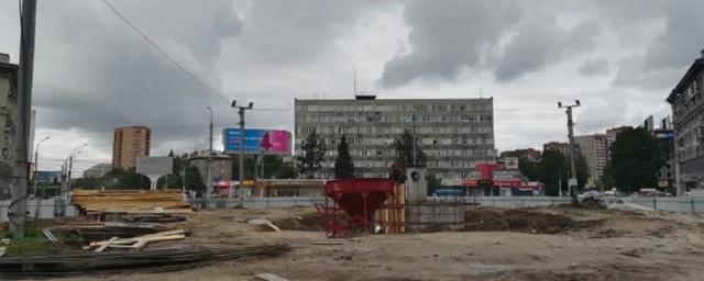 В Новосибирске приступили к монтажу стелы «Город трудовой доблести»